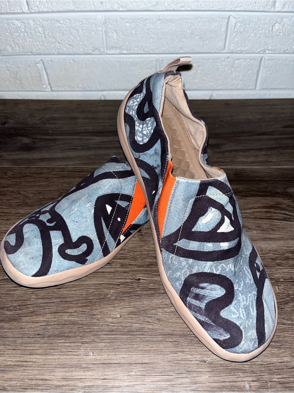 UIN Men's Slip-On Canvas Shoes size 12